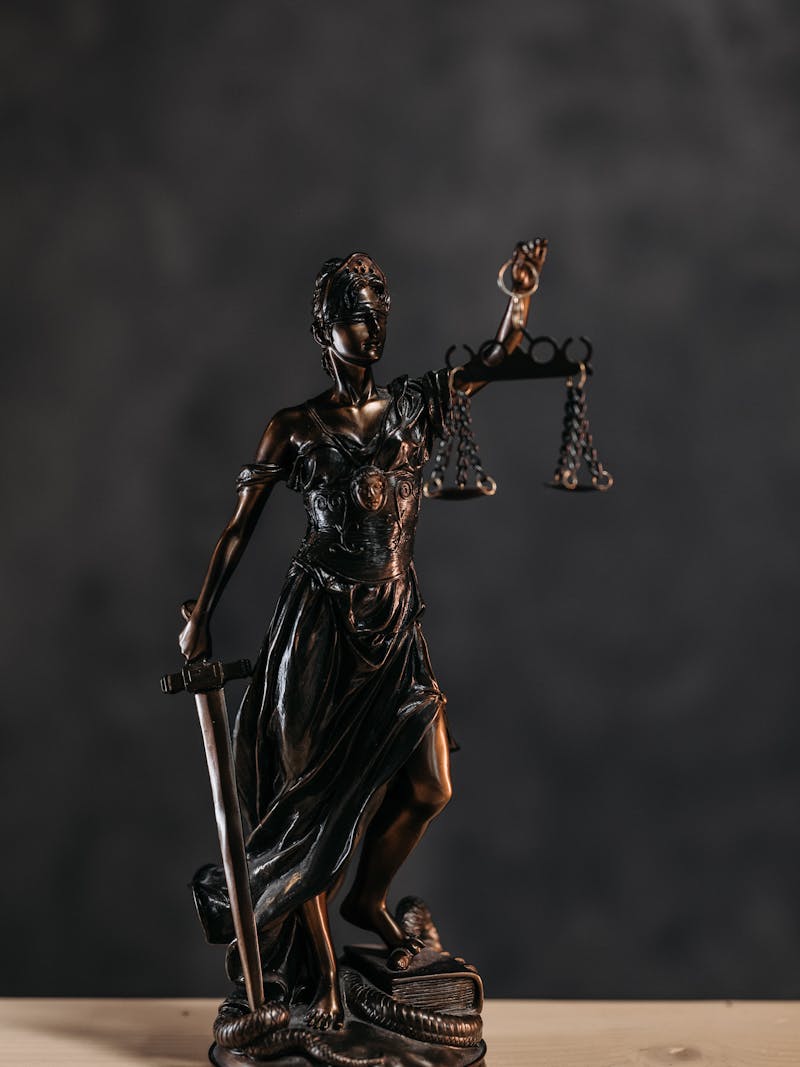 Estátua da Justiça — símbolo do Direito com propósito e presença